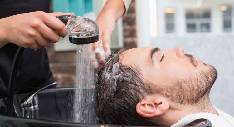 كيف يتم غسل الشعر بعد عملية زراعة الشعر